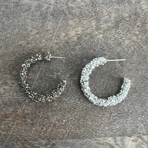 🍭6/$30 Two tone glitter silver and charcoal tone small hoop post earrings